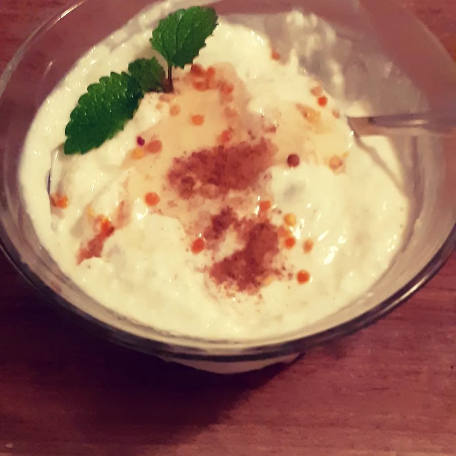 Grčki jogurt sa bagremovim medom, lešnicima i polenom